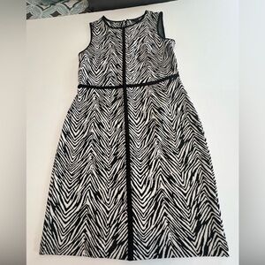 Ann Taylor Zebra Pattern Dress Size 4 -Black & White Sleeveless  Shift